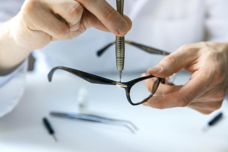 Comment l'atelier de lunettes &agrave; Tinqueux cr&eacute;e des mod&egrave;les uniques
